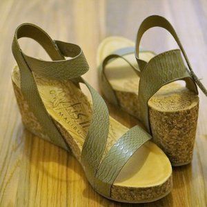 EUC! Blowfish wedge sandals. taupe snake design